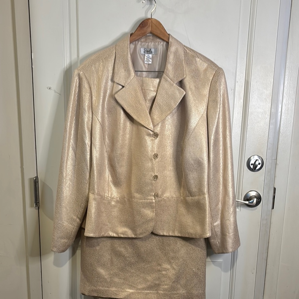 Emily‎ Gold 2 Piece SZ 34 W  Suit.